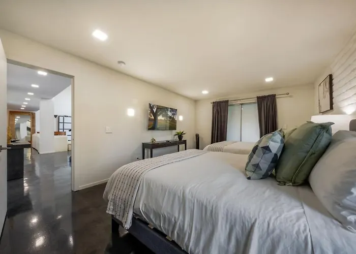 Heated Pool, Spa, 4 Bedroom 3.5 Ba, Mountain Views Holiday home Tucson